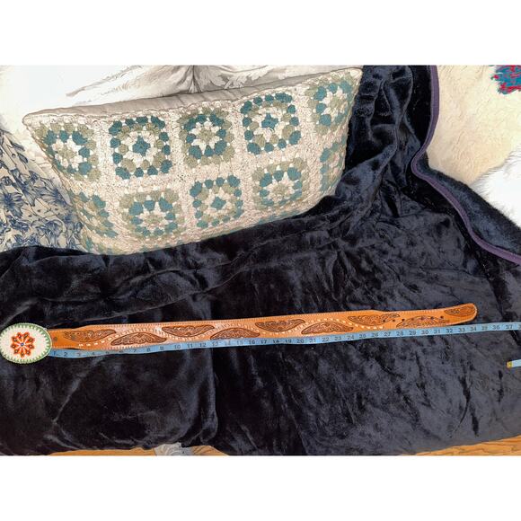 VINTAGE UNISEX DEADSTOCK CALDWELL TOOLED LEATHER BELT W/ NATIVE BEADED BUCKLE - Picture 8 of 8
